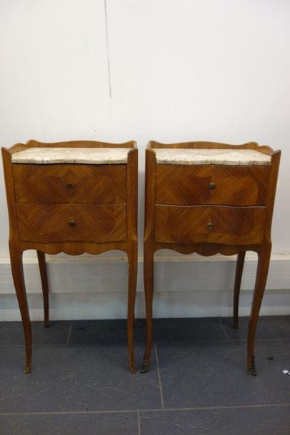 Paire de chevets de style Louis XV, galbés...