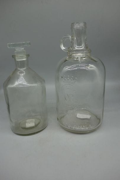 Une petite carafe et une bouteille. 