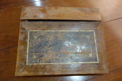 Ecritoire en bois de placage, à décor marqueté...