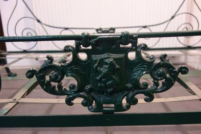 Lit en fer forgé, laqué vert à décor de volutes...