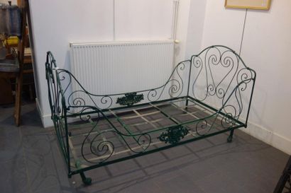 Lit en fer forgé, laqué vert à décor de volutes...