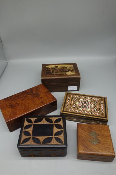 Lot comprenant cinq coffrets en bois.