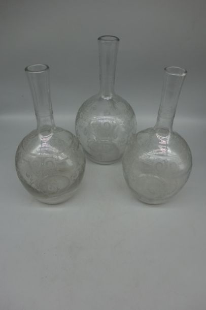 Ensemble de trois carafes à fin décor gravé...