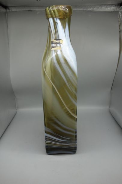 Grande bouteille carrée en verre de couleur.
Mandelieu,...