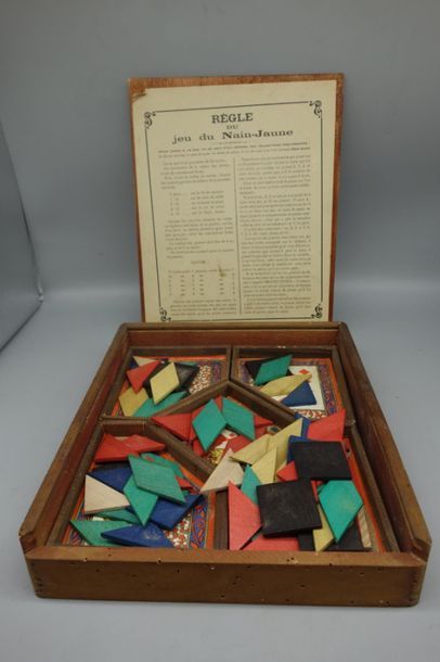 Une boîte à jeux. 