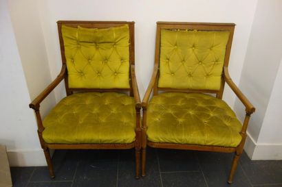 Paire de fauteuils, en bois naturel, à dossier...