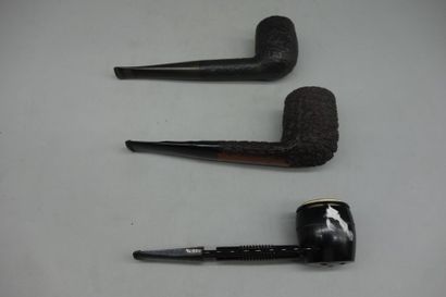 Trois pipes noires.