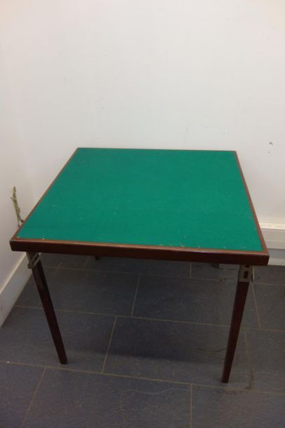 Une table à jeux pliante. 