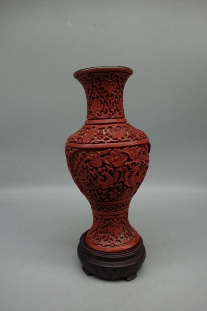 Vase asiatique de fome balustre en laque...