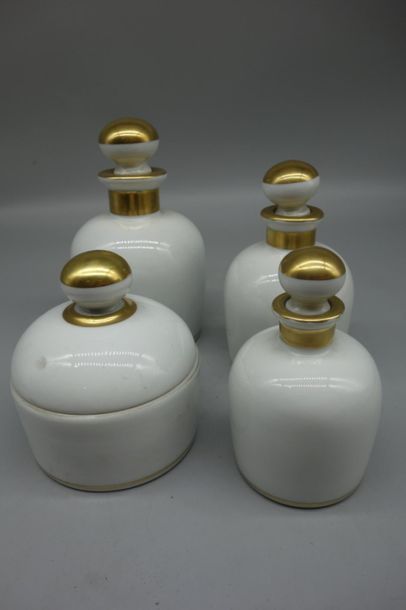 Partie de nécessaire de toilette comprenant...