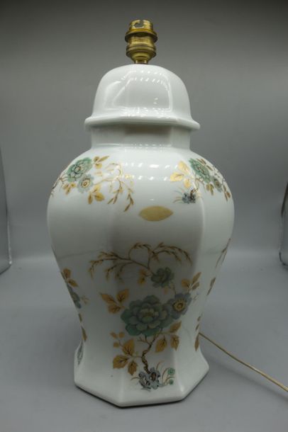 Potiche couverte en porcelaine montée en...