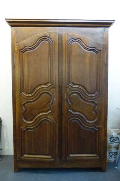 Armoire dans le style Louis XV en bois n...
