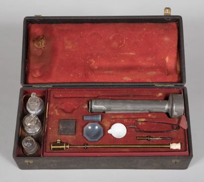 Nécessaire de chimie présenté dans un coffret...