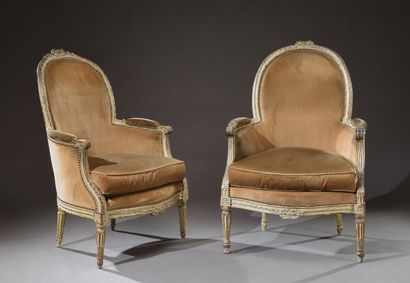 Deux bergères en pendants, en hêtre repeint,...