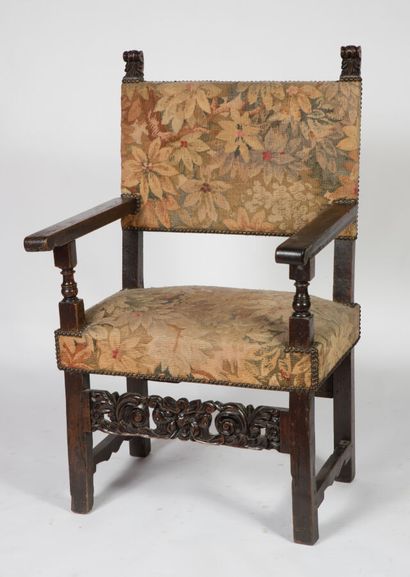 Fauteuil en noyer aux accotoirs droits et...