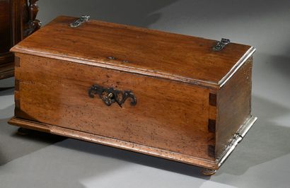 Petit coffret de mariage en noyer, mouluré,...