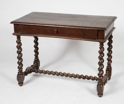 Table en noyer, piètement tourné en vis et...