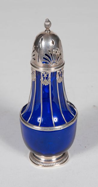 Petit saupoudroir en verre bleu de forme...