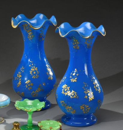 Paire d'importants vases en opaline bleue,...