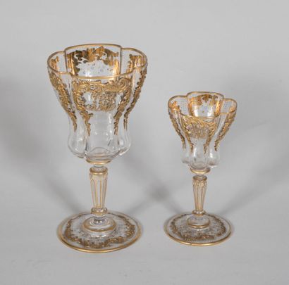 Deux verres calices polylobés sur pied à...