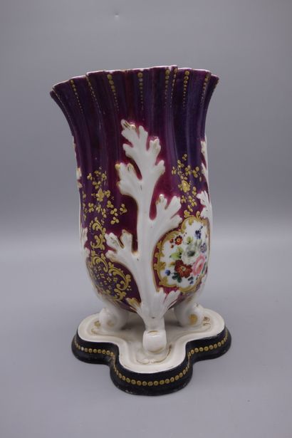 Vase cornet dans l'esprit de Jacob Petit,...