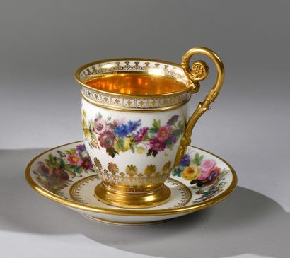 Sèvres, belle tasse et sous-tasse en porcelaine...