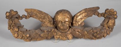 Bois sculpté représentant un angelot entouré...