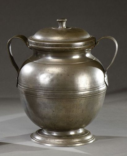 Rare pot à beurre sur piédouche à couvercle...
