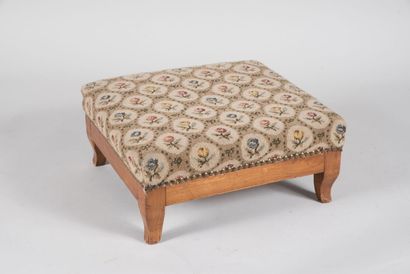 Tabouret de pied en merisier sur pieds cambrés,...