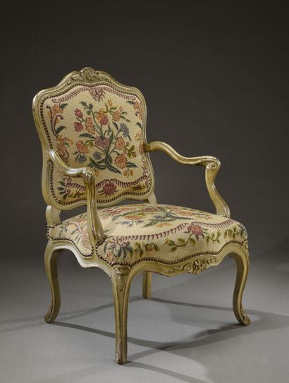 Beau fauteuil à la Reine en bois repeint,...
