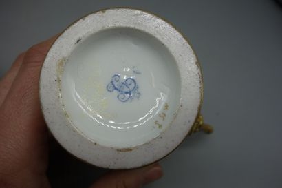 Sèvres, belle tasse et sous-tasse en porcelaine...