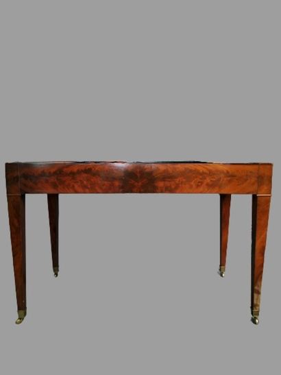 Table tric-trac en acajou et placage d'acajou...