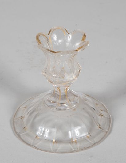 Petit bougeoir en cristal taillé de facettes...