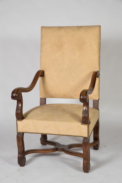 Fauteuil en noyer dans le style Louis XIV....