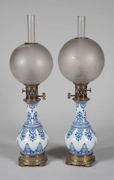 Paire de lampes à pétrole à corps balustre...