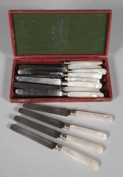 Douze couteaux à manche nacre, lames acier...