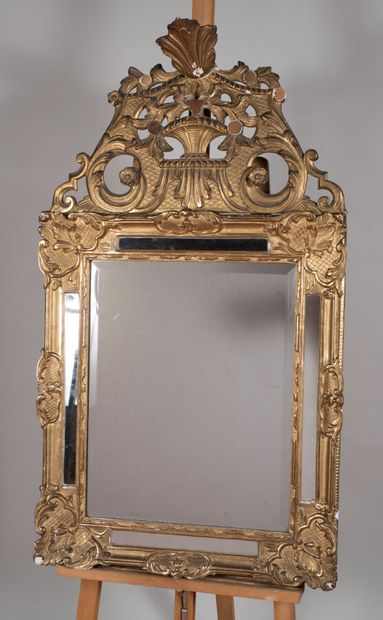 Miroir à parcloses en bois sculpté et redoré,...