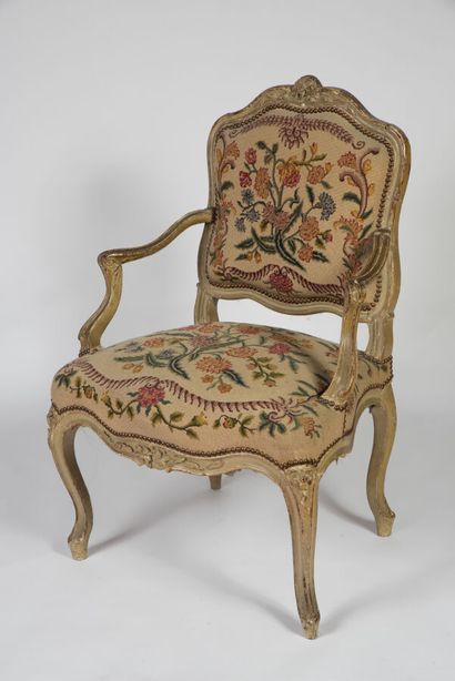 Beau fauteuil à la Reine en bois repeint,...