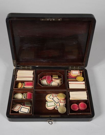 Coffret à jetons en bois noirci et palissandre....