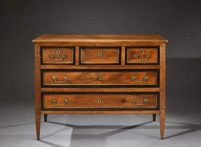 Commode en noyer à quarts-de-ronds en laiton,...