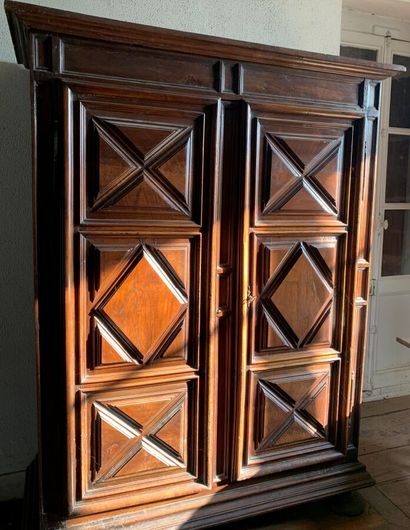 Grande armoire Louis XIII en noyer ouvrant...