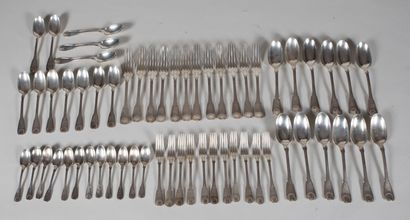 Partie de ménagère en argent. Modèle à filets...