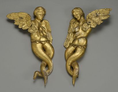 Paire de personnages féminins ailés en bois...
