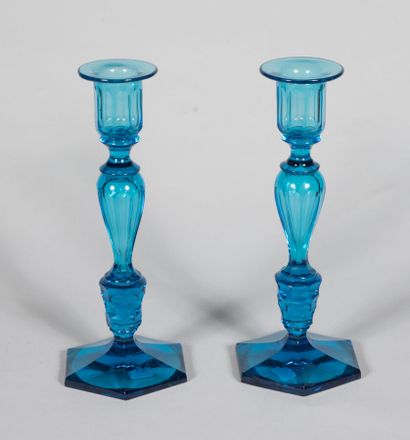Paire de flambeaux en cristal bleu de forme...