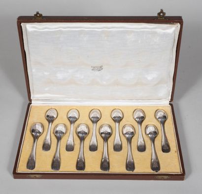 Douze petites cuillères en argent dans le...