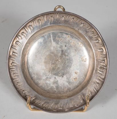 Dessous de bouteille en argent, bord en feuillages.

Poinçon...