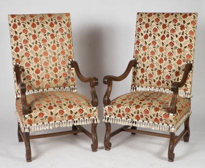 Paire de fauteuils en noyer dans le style...