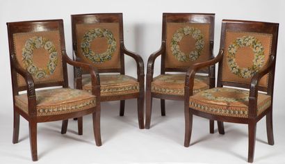 Suite de quatre fauteuils en acajou et placage...