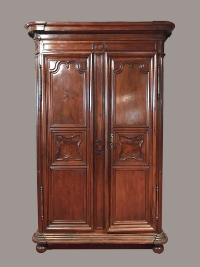 Armoire en noyer, mouluré, ouvre à deux grands...