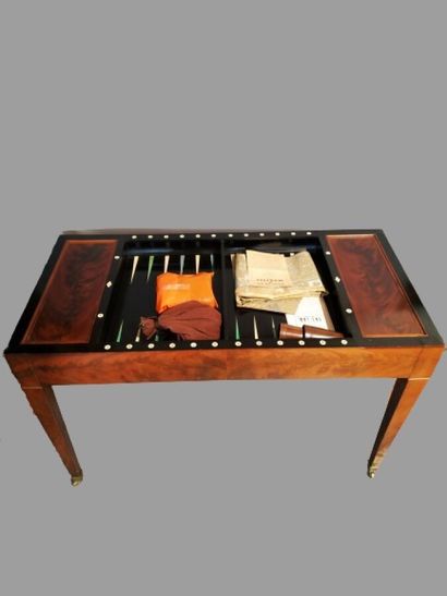 Table tric-trac en acajou et placage d'acajou...